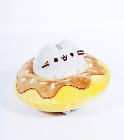 Pusheen dans son donut chocolat