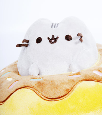 Pusheen dans son donut chocolat