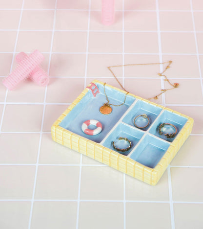 Repose-bijoux piscine