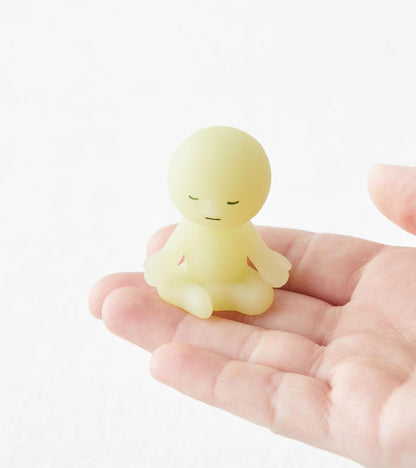Figurine fluorescente Smiski - série Yoga 